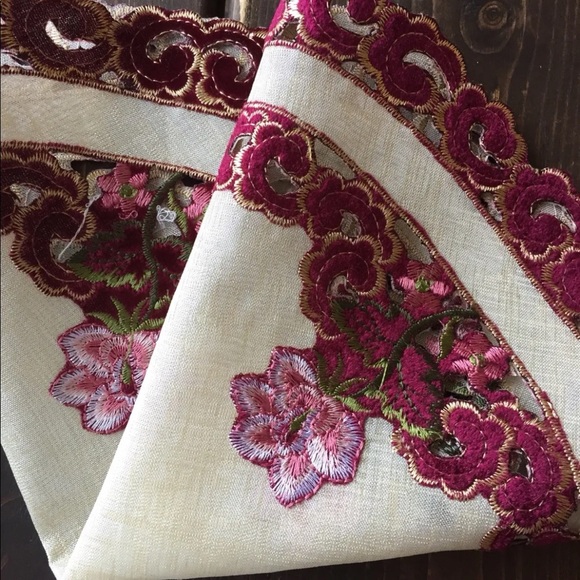 New Round Embroidered Floral Doily Magenta Beige Pansies Table Linen - Picture 3 of 7